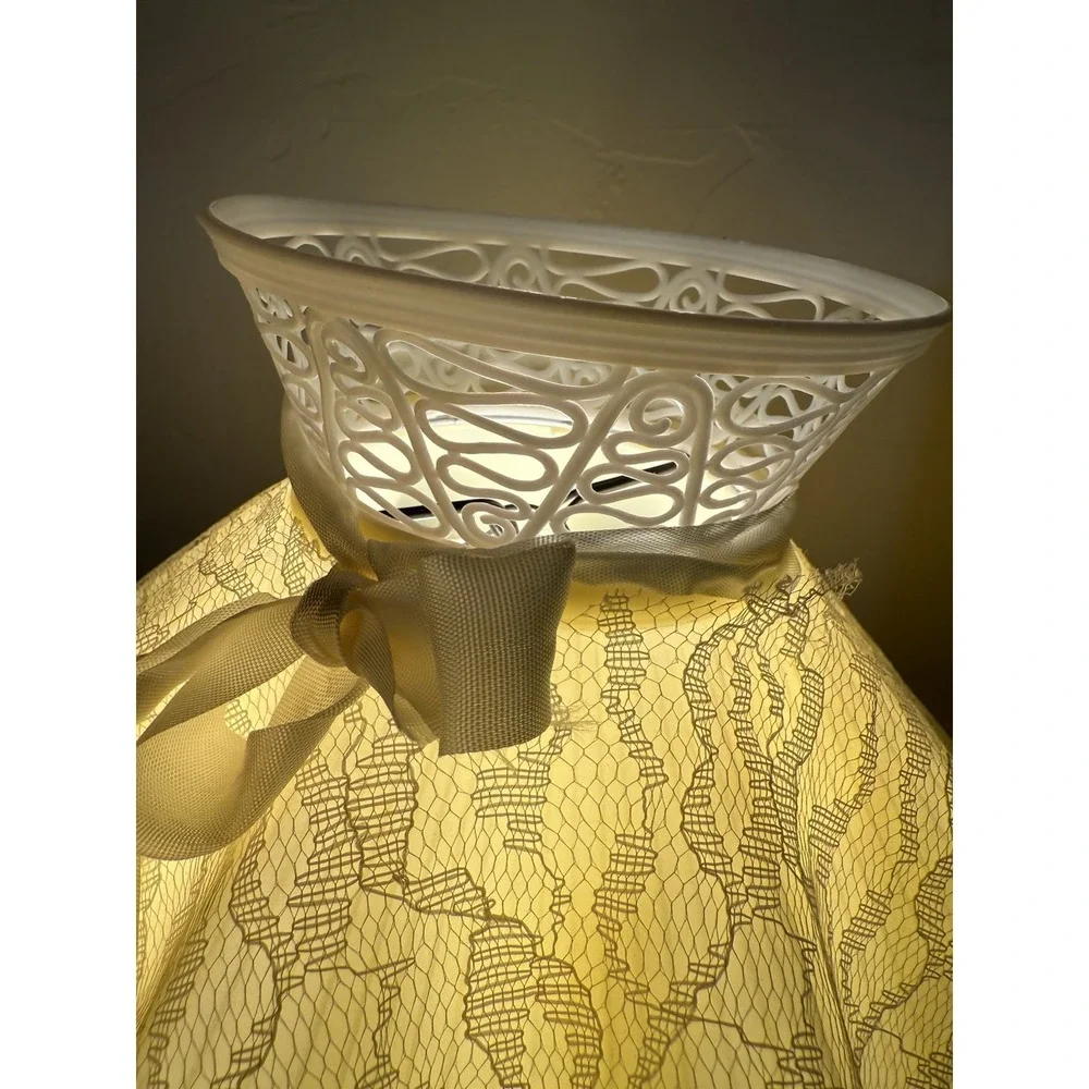 Vintage Table Lamp Pair Boudoir Hobnail White Lace Bedroom 1950s Cottagecore 17